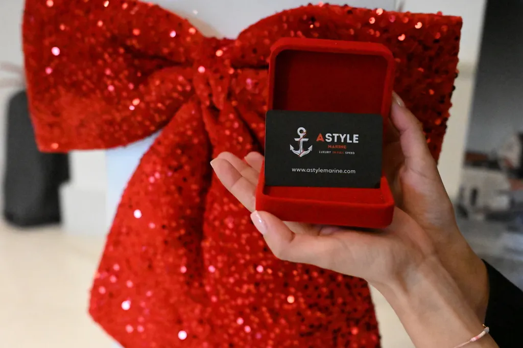 De cadeaukaart van Astyle Marine in een rood doosje, voor een rode strik