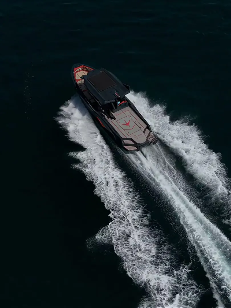 Het grafiet-rode jacht van Astyle Marine voor de Istrische kust