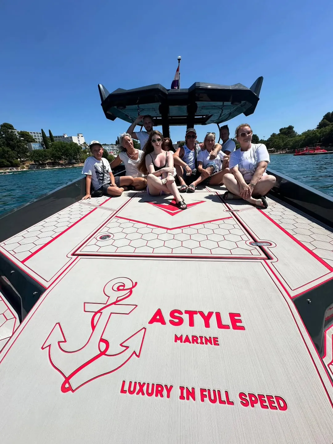 Gosti uživaju u plovidbi na otvorenom Jadranu